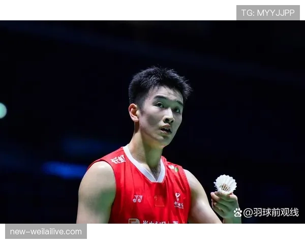 李诗沣训练完直接瘫在场边啃蛋白棒,这自律程度有点吓人 李诗沣训练完直接瘫在场边啃蛋白棒,这自律程度有点吓人